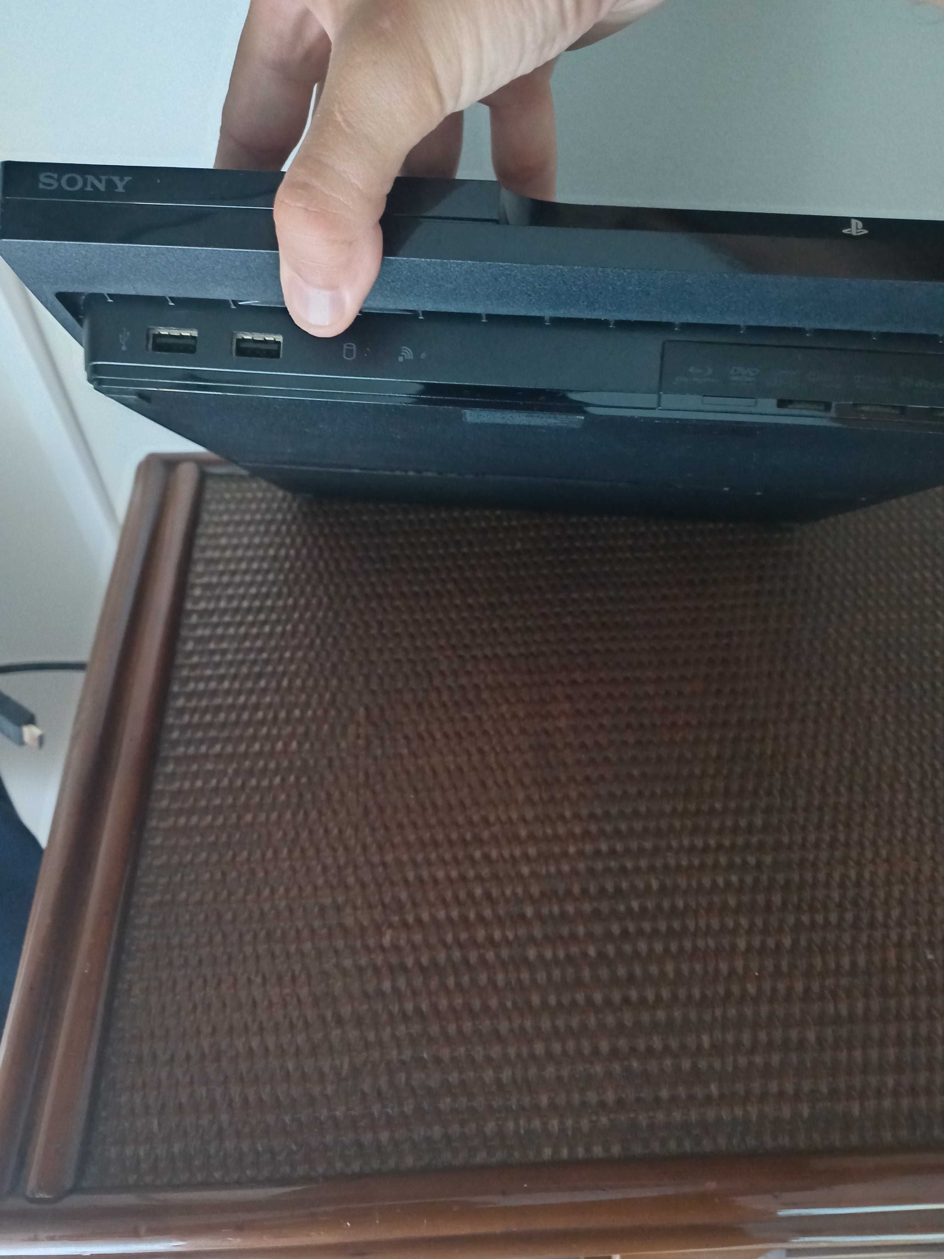 Playstation 3 + 2 comandos + 4 jogos
