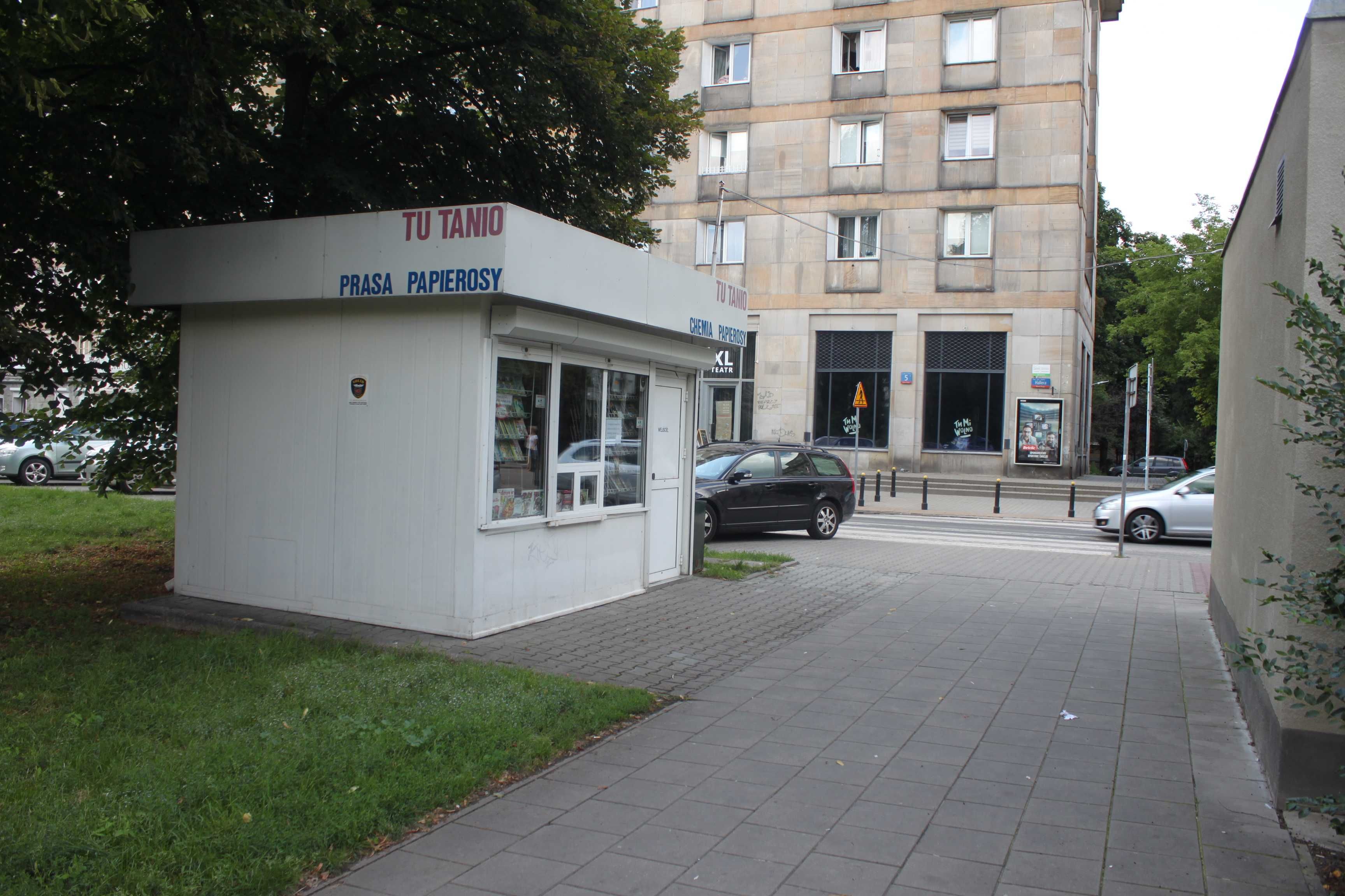 Pawilon handlowy z wejściem do środka lokal