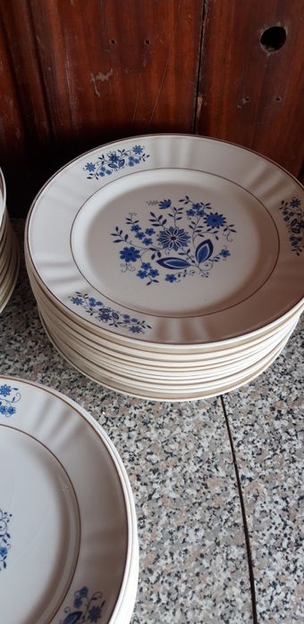Conjunto de 33 Pratos Fábrica Loiças de Sacavém