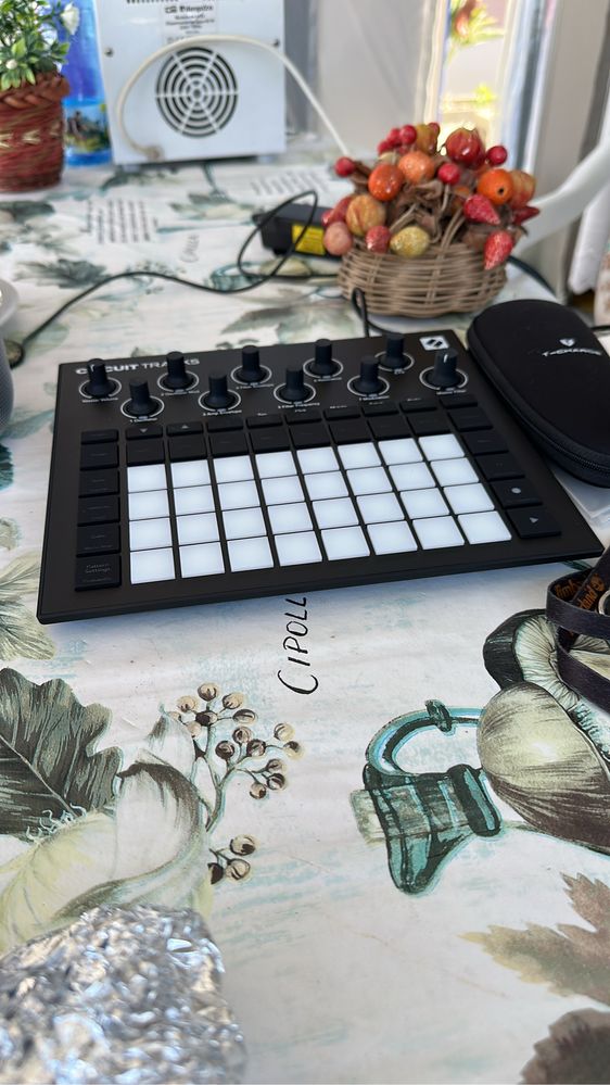 Novation Circuit tracks novo com garantia groovebox