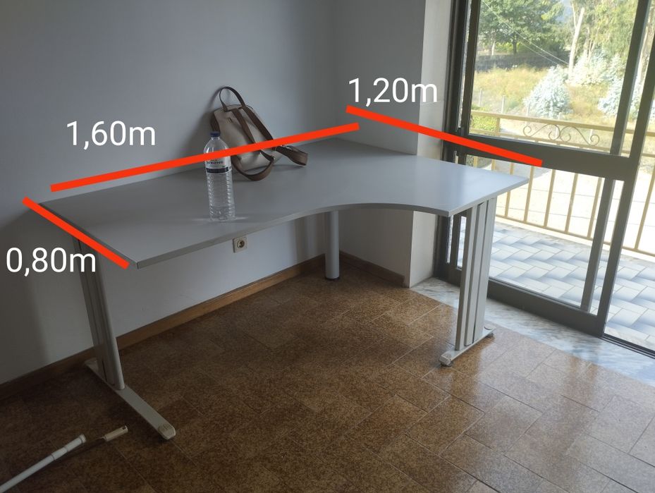 Secretária cinzenta