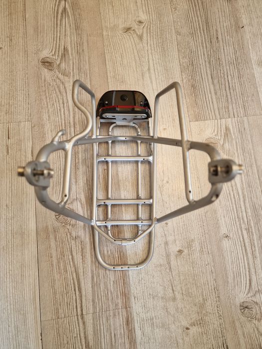 Bagażnik rowerowy tylny aluminiowy Gazelle z lampką