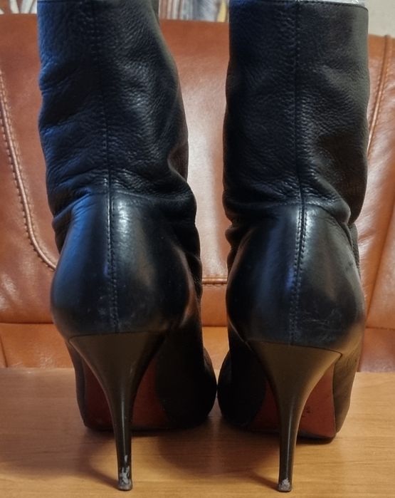 Кожаные демисезонные ботинки на шпильке