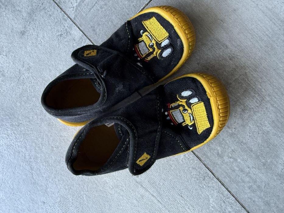 Czarne kapcie chłopięce rozmiar 23