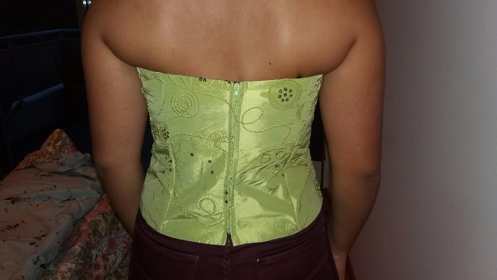 corpete / top de cerimónia pode ter alças.