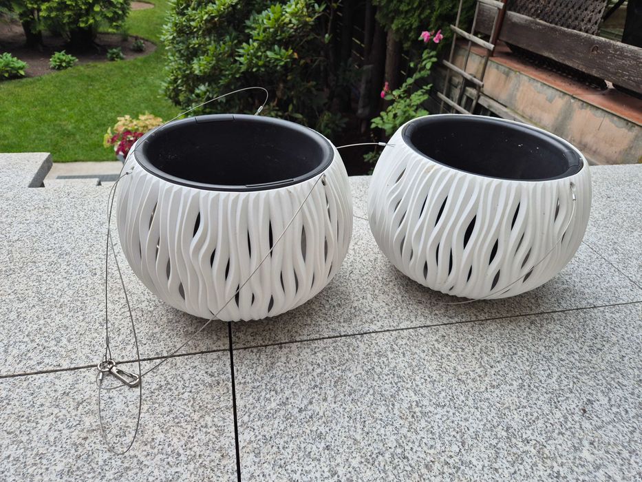 Białe wiszace doniczki