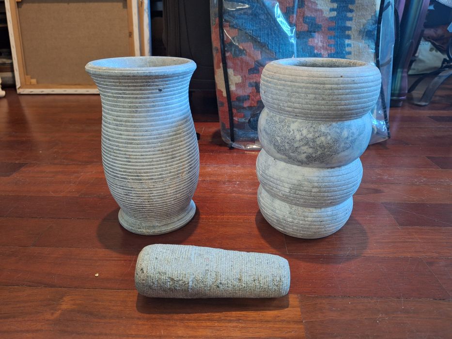 2 vasos em pedra-sabão