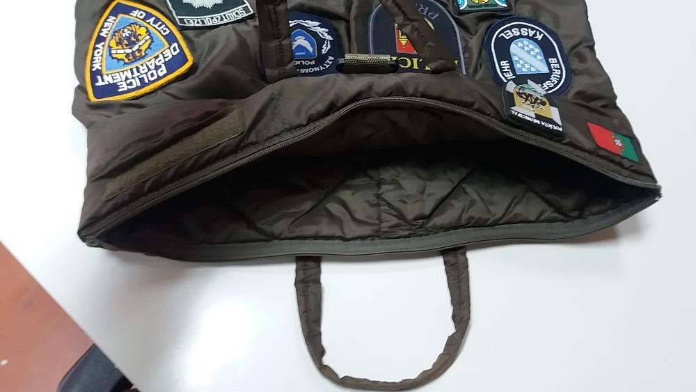 Saco militar, Helmet Bag com emblemas policia internacionais.