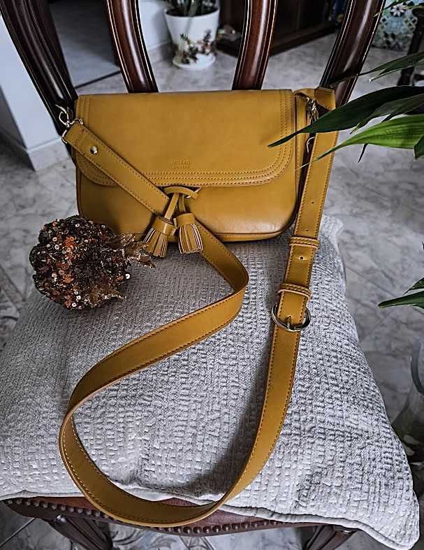 Mala design jovial e casual, com pingente mostarda - Marca Misako