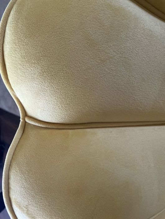 Żółty fotel glamour