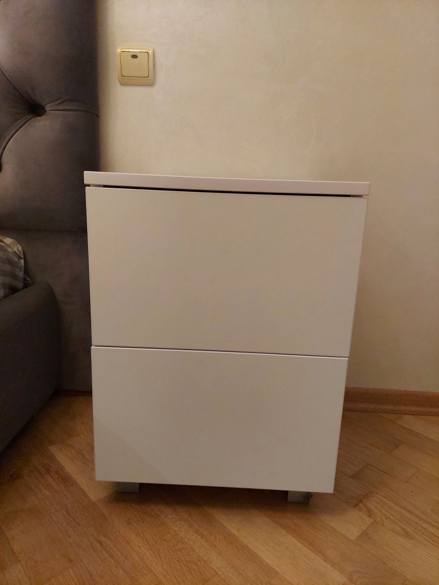 Приліжкові тумбочки