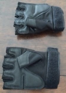 Vendo Luvas sem dedos  ( NOVAS, TAM: M ) em couro e fibra.