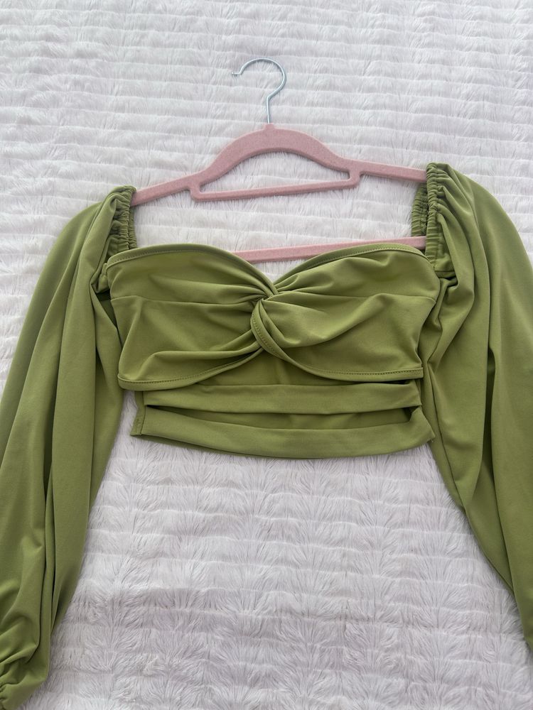 Top verde XS com abertura há frente!