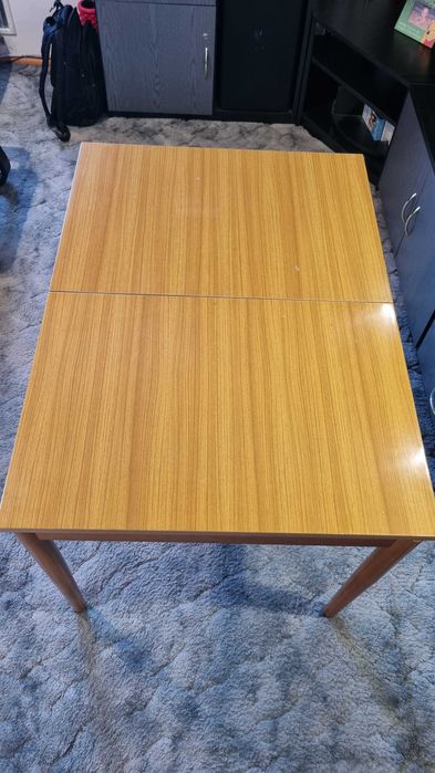 Drewniany stół rozkładany - czar PRL