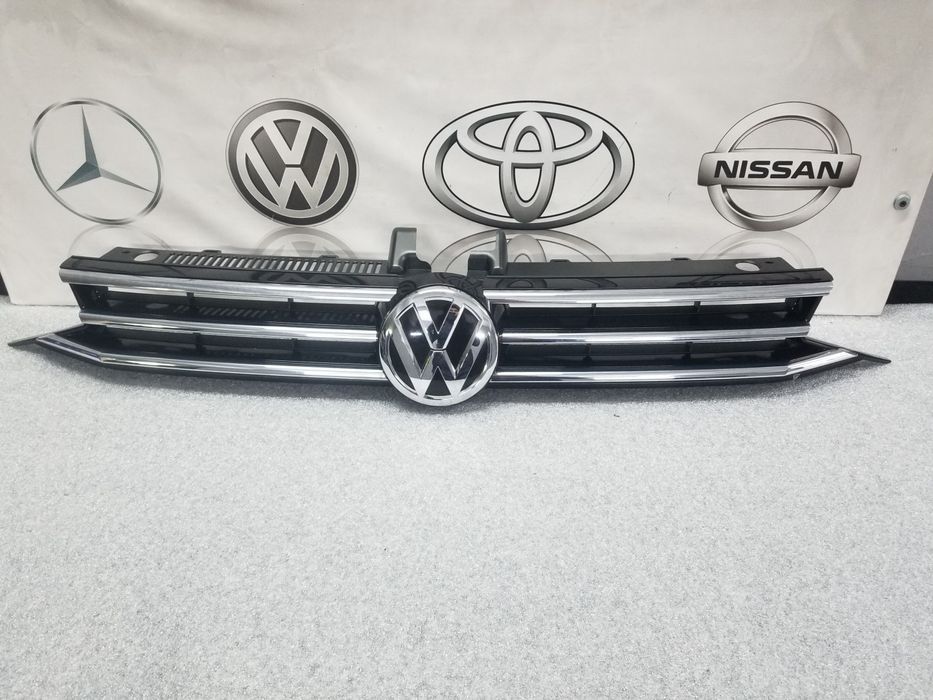 Решітка радіатора Гриль Volkswagen Touran 5TA