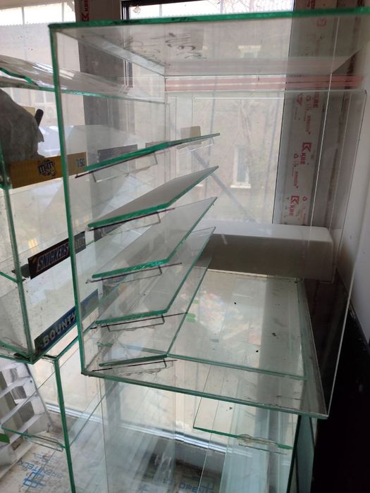 Інвентар-приладдя для  розміщення предметів побуту, товару на поличках