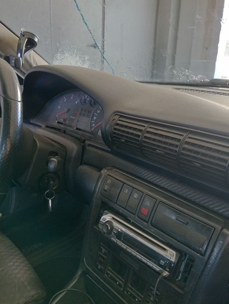Vendo Audi A4 com material