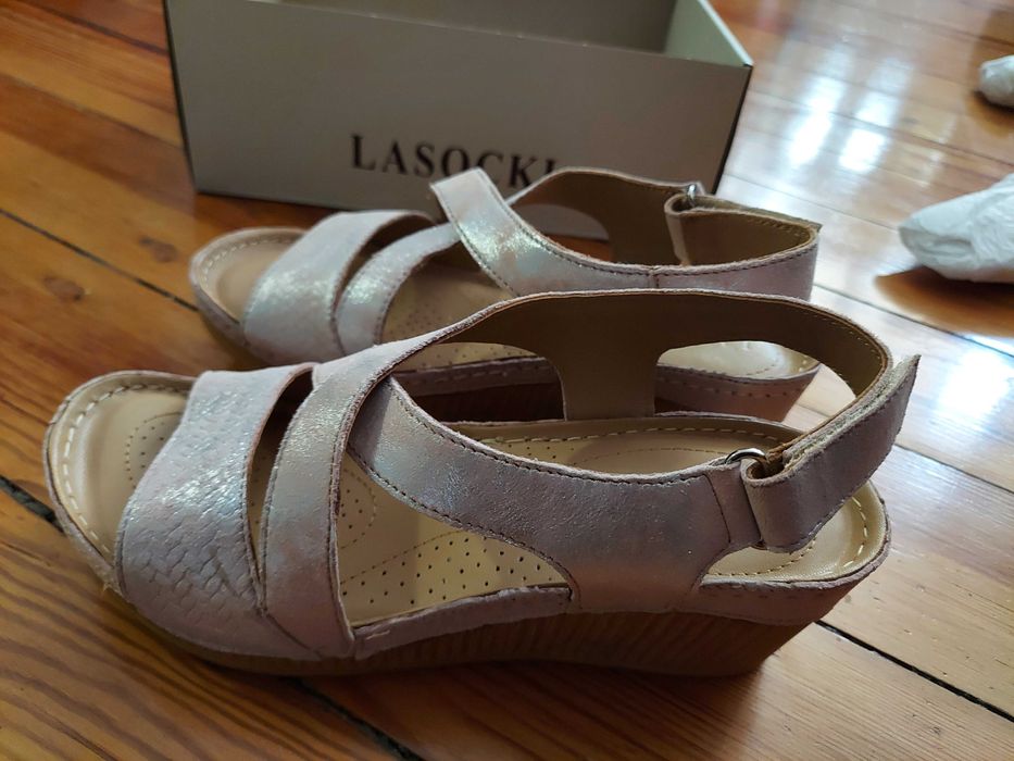 Sandałki różowe na koturnie