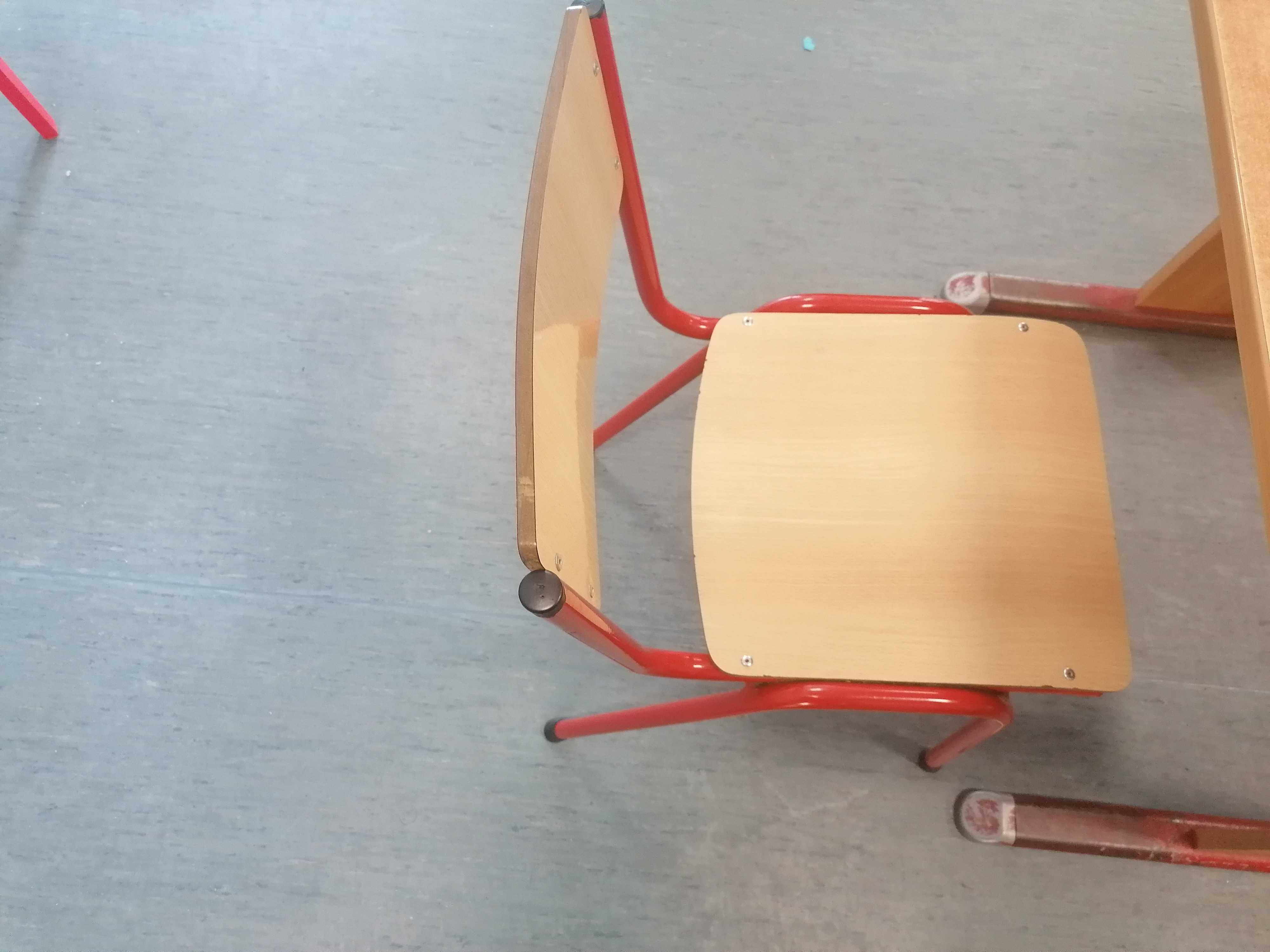 Cadeira em ferro e madeira (muito resistentes)