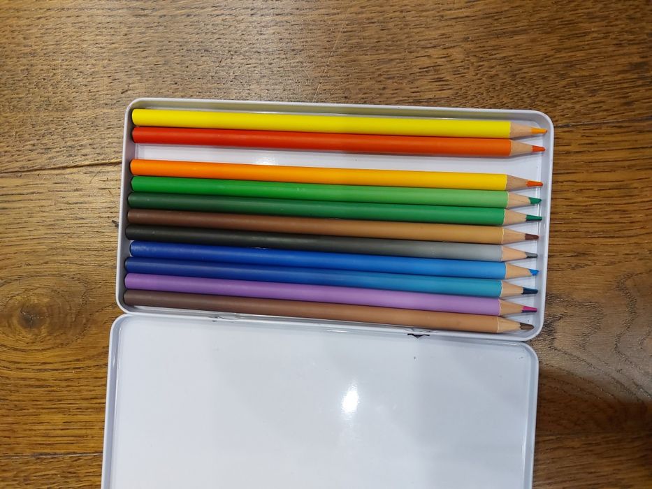 Kredki ołówkowe 11 sztuk