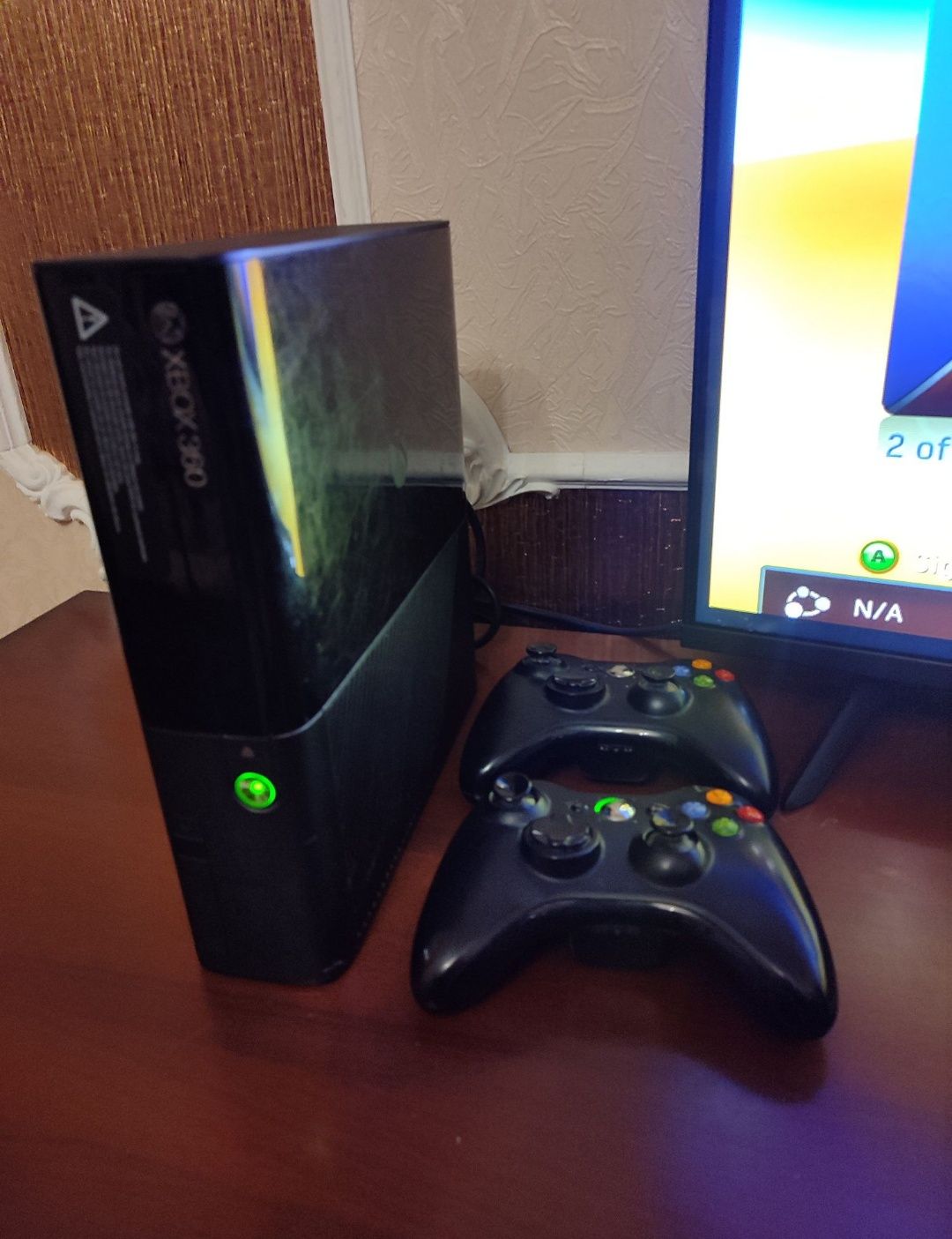 Продам X box 360 e 1 tb (freeboot)+kinnect+2 джойстика