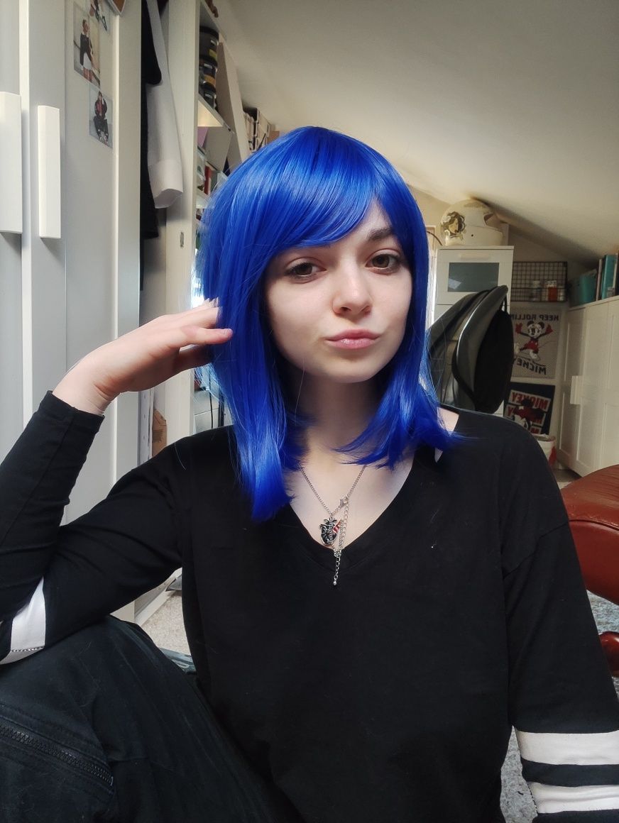 Peruka bob z grzywką niebieska WIG cosplay