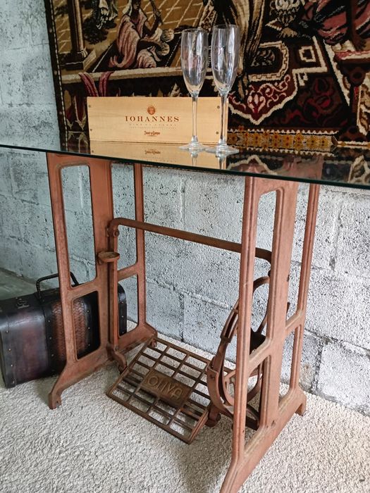 Base de máquina de costura olliva original com tampo em vidro,