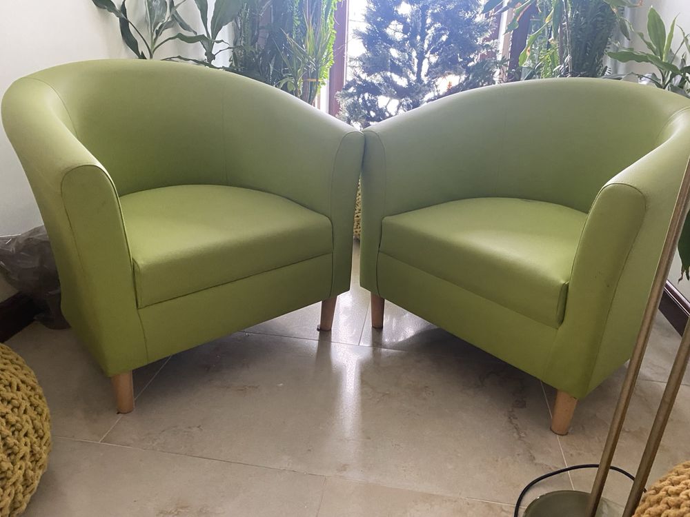 Dwa zielone fotele na drewnianych nozkach