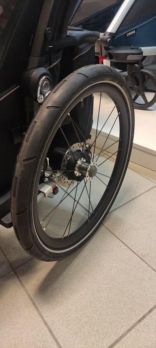 tylne koło przyczepka rowerowa Thule Chariot Sport 1 i 2