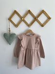 Sukienka tunika lil’ atelier 92/98 beżowo pudrowy róż kwiatki falbanki
