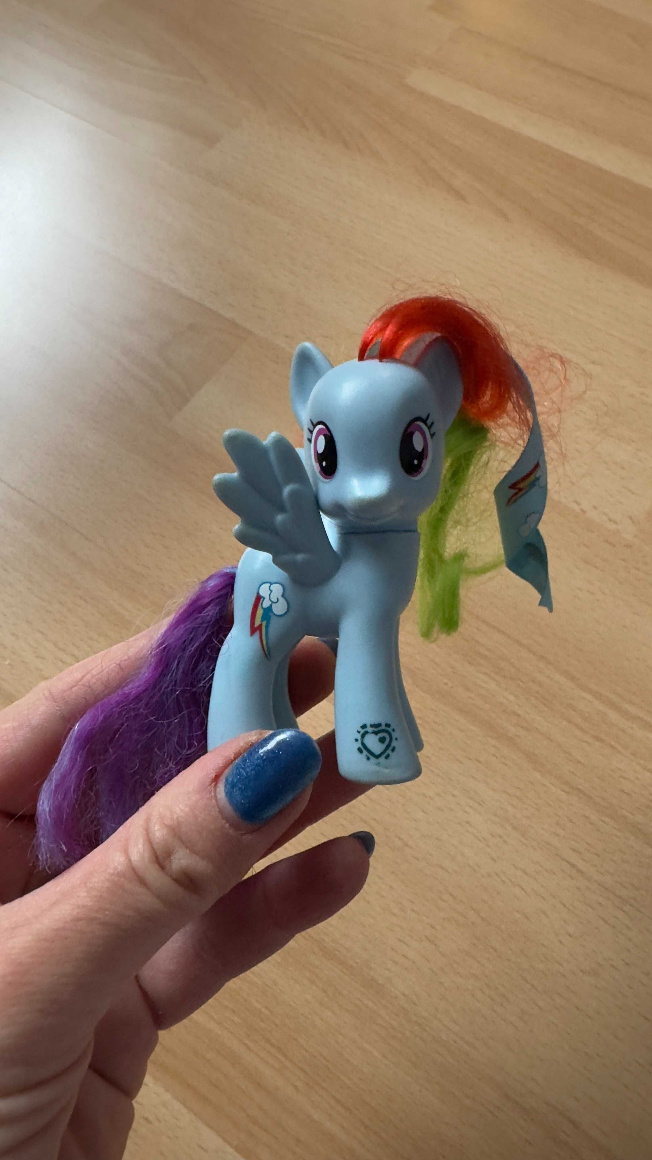 Śliczny kucyk Rainbow Dash firmy Hasbro My Little Pony
