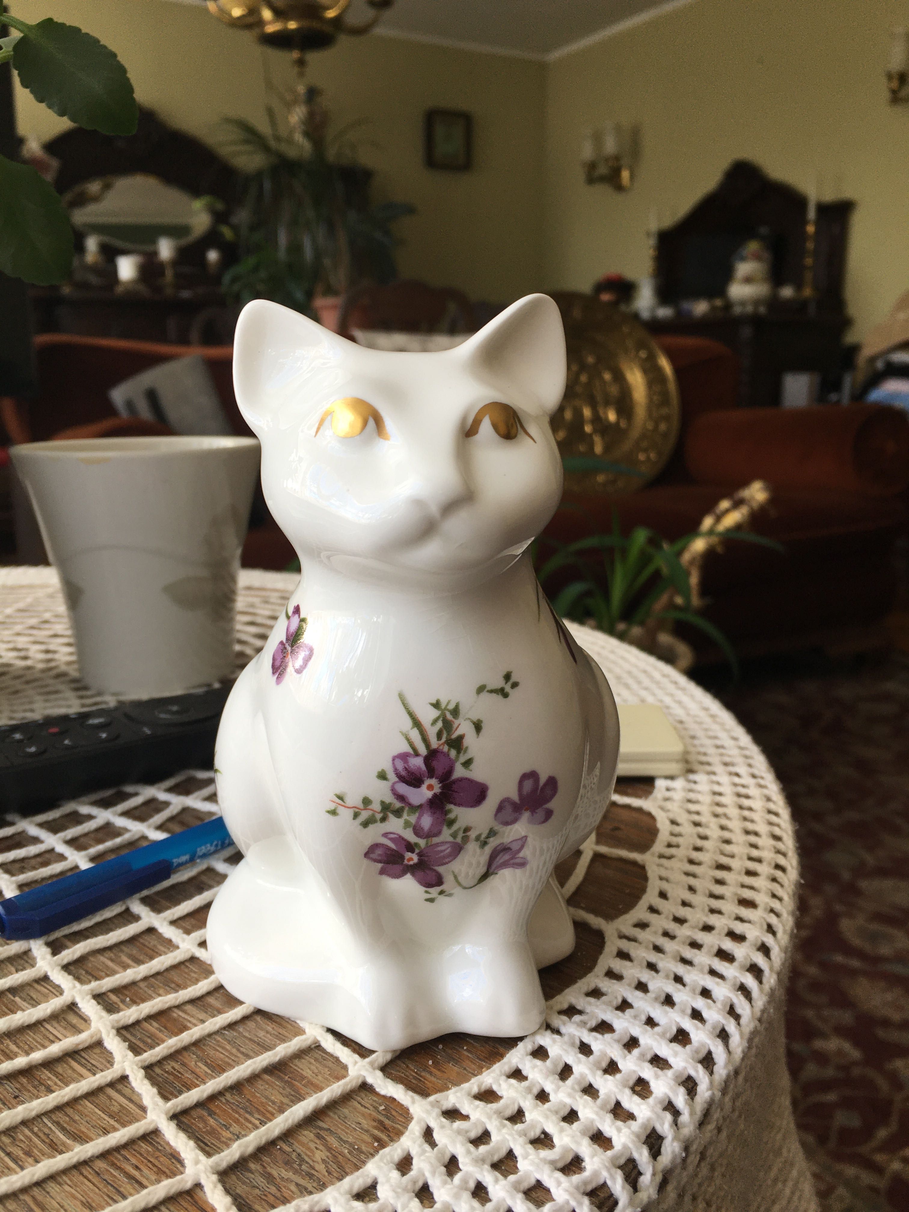 Kotek z angielskiej porcelany