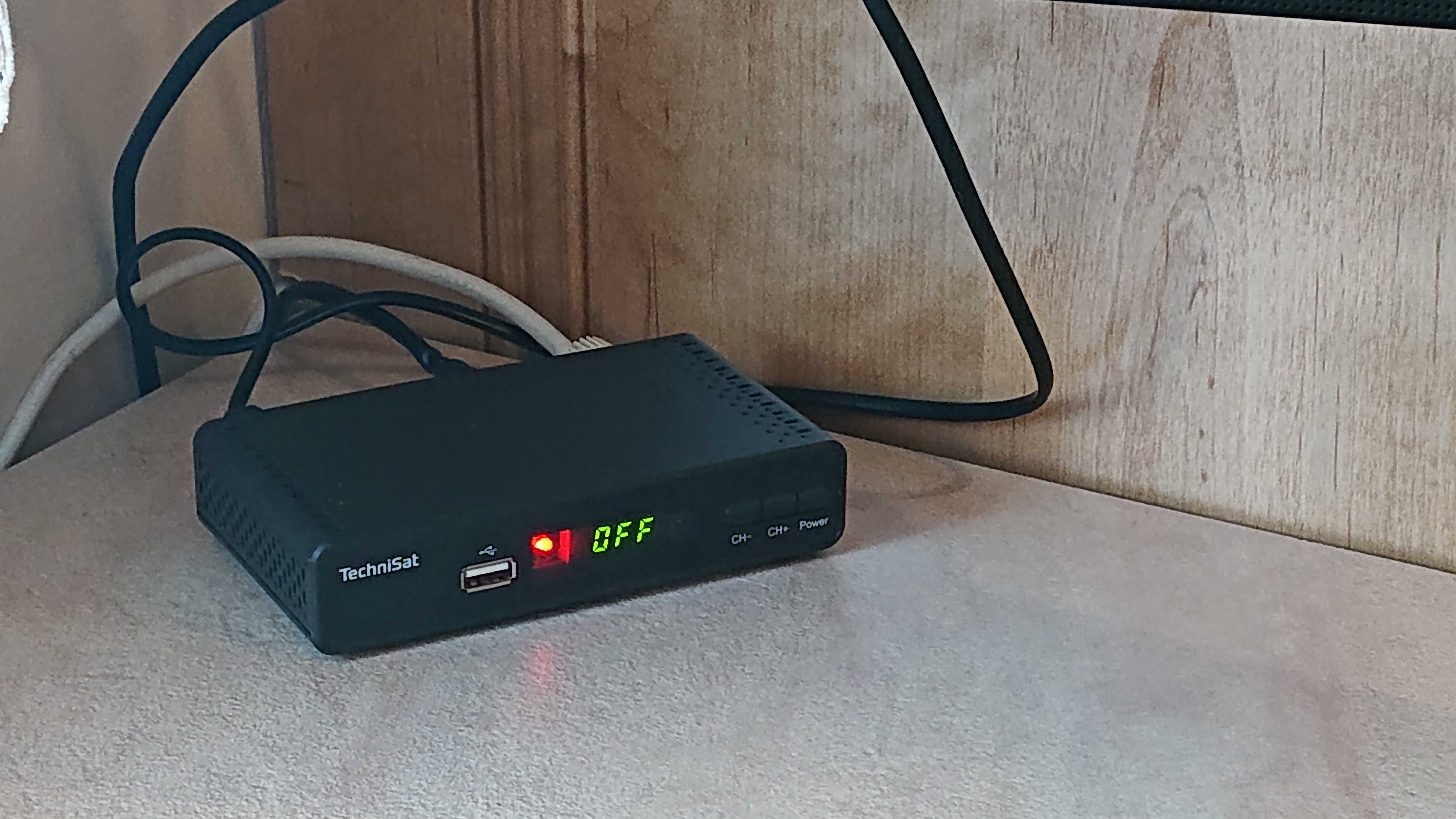 Telewizor LG  LED 19LS4R z dekoderem + uchwyt naścienny