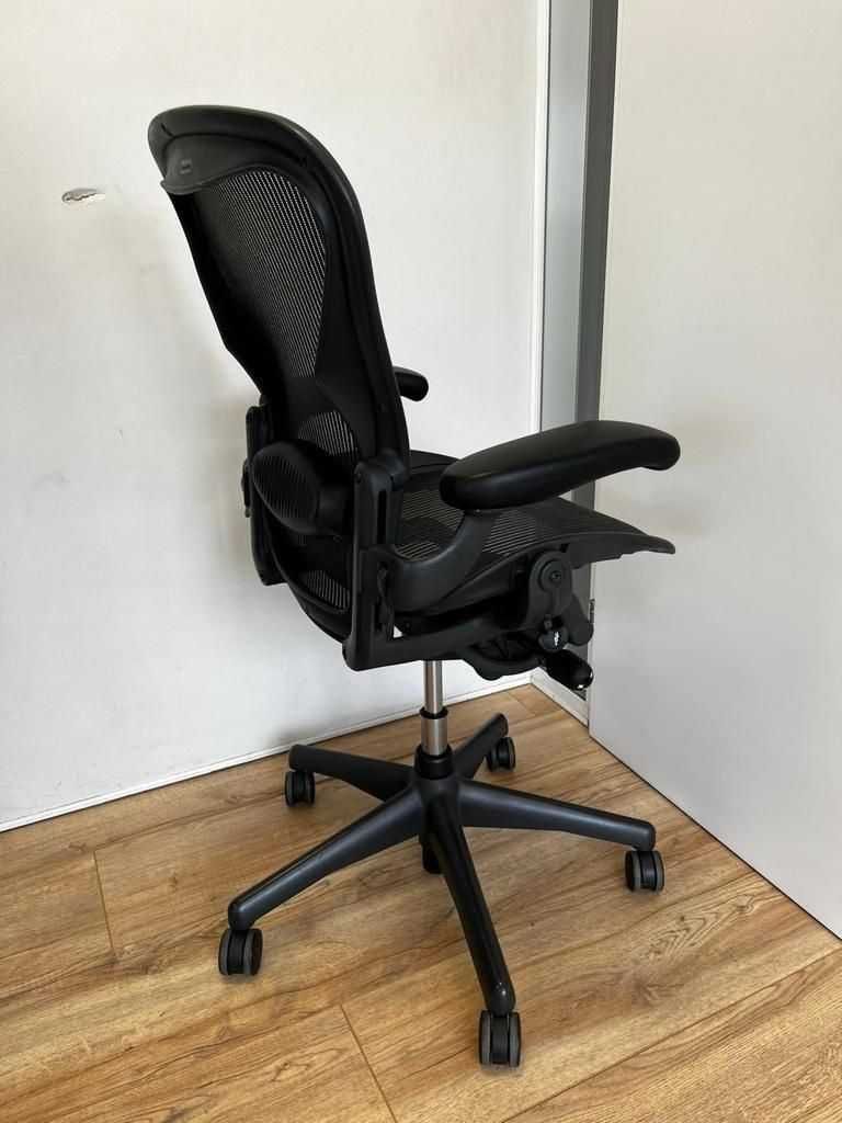 Opção completa Herman Miller Aeron remodelada, com suporte lombar