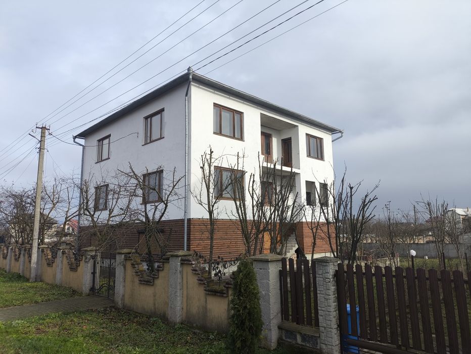 Продам трьох поверховий будинок!