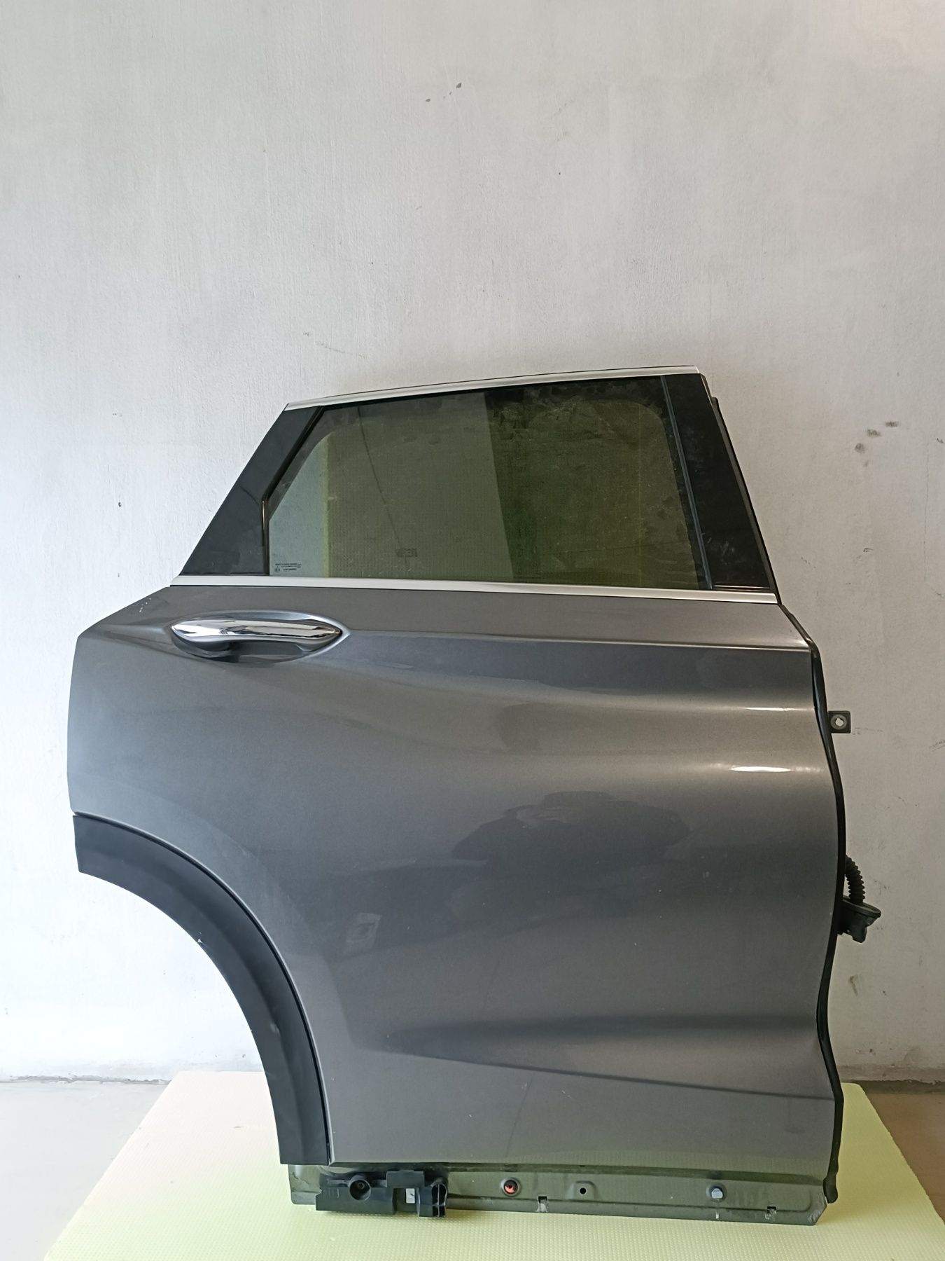 Продам двері праві і ліві задні на Інфініті QX 50