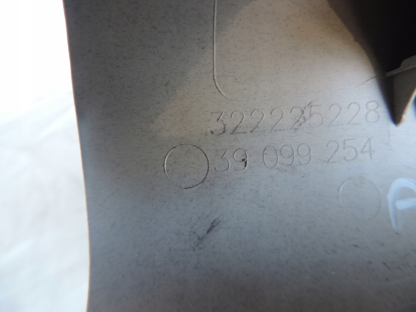 OSŁONA SŁUPKA PLASTIK PRAWY PRZÓD OPEL ASTRA K V 39099254