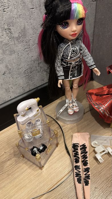 Jett Dawson lalka rainbow haigh z maszyną do szycia i manekinem