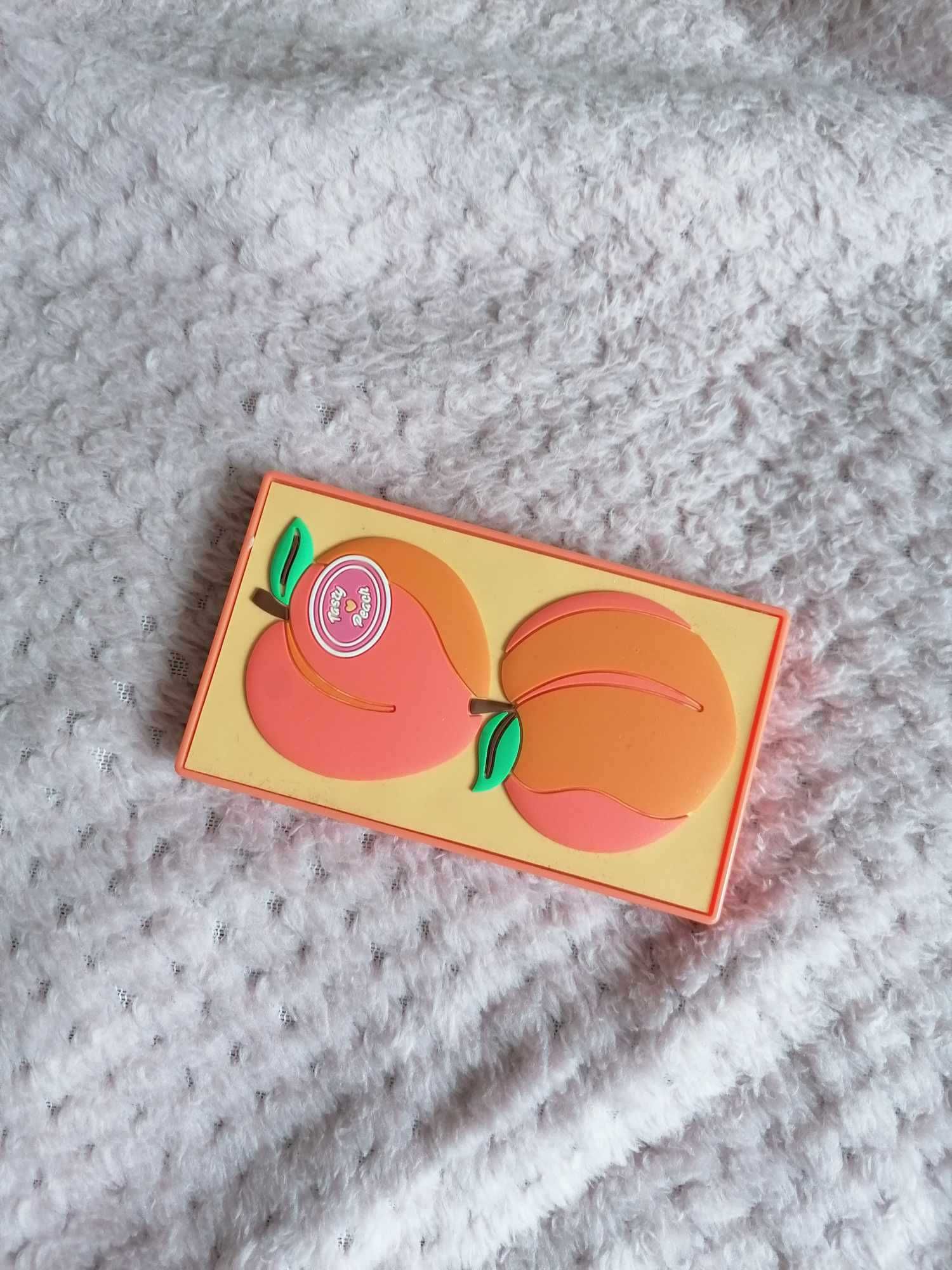 I Heart Revolution / Makeup Revolution Mini Tasty Peach paleta cieni