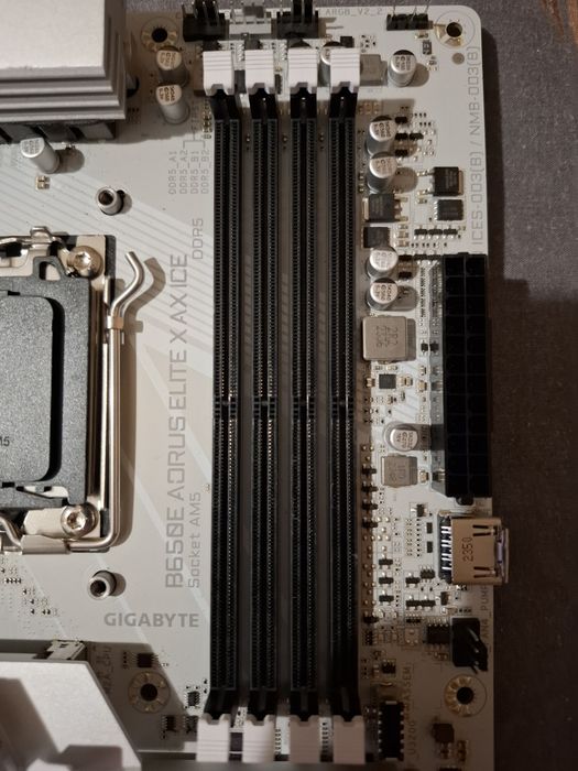 Gigabyte B650E Aorus Elite X AX