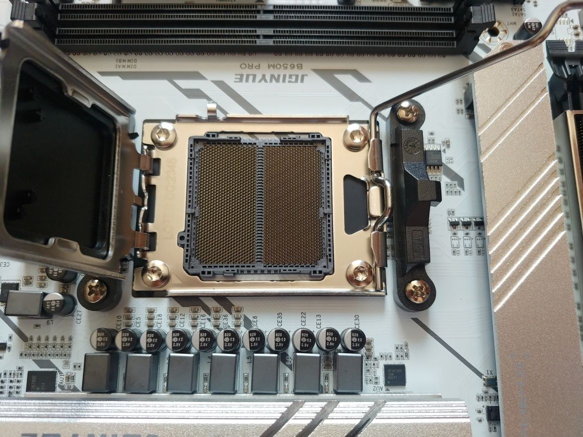 JGINYUE B650M PRO + Ryzen 5 8400F (6/12 4.2GHz) + Juhor 32GB DDR5 6000