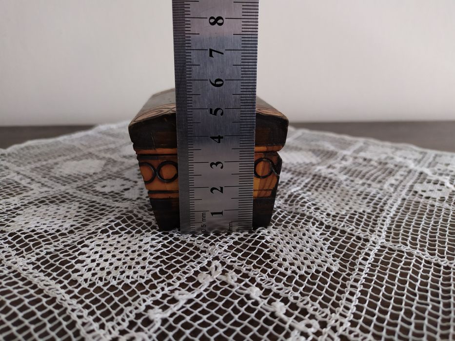 Stara malutka szkatułka w kształcie kufra