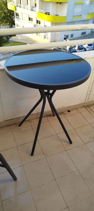 Mesa em ferro cinza e vidro temperado