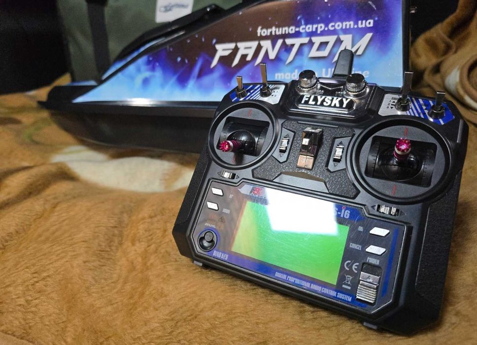 Кораблик фантом модерн з навігацією карповий fantom modern gps