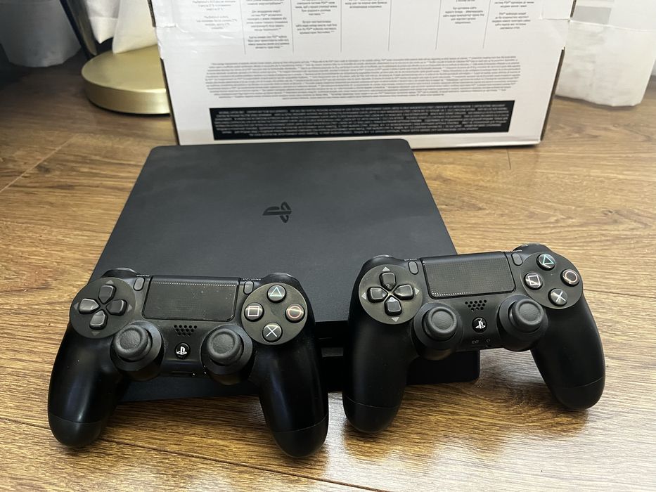 Playstation 4 PS4 Slim + 2 pady + GoW Ragnarok