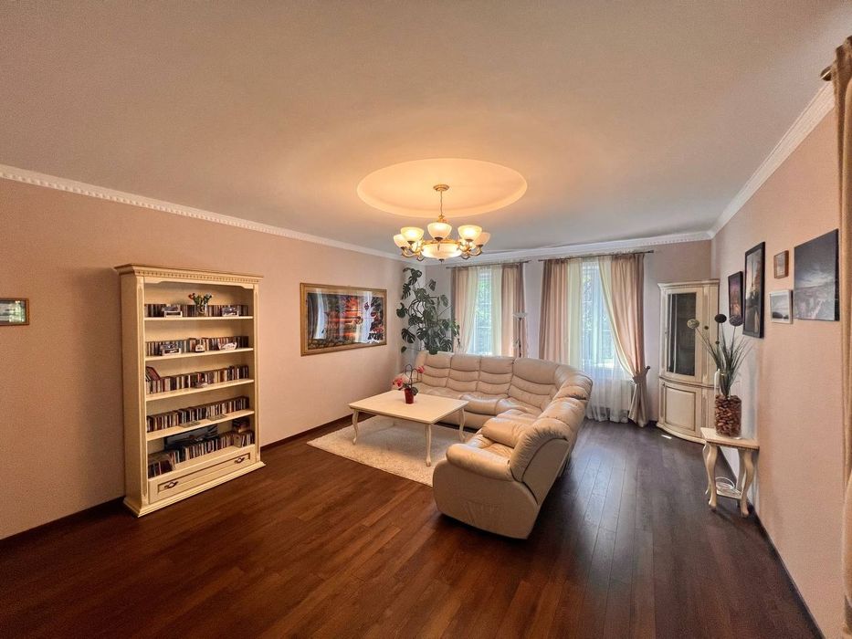 Продається неймовірний будинок неподалік від Центрального парку!