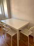 Mesa Vangsta extensível IKEA e 4 cadeiras