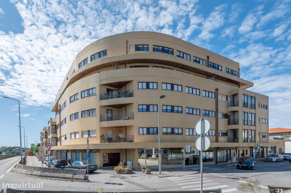 Apartamento T2 com varanda, garagem e vista urbana