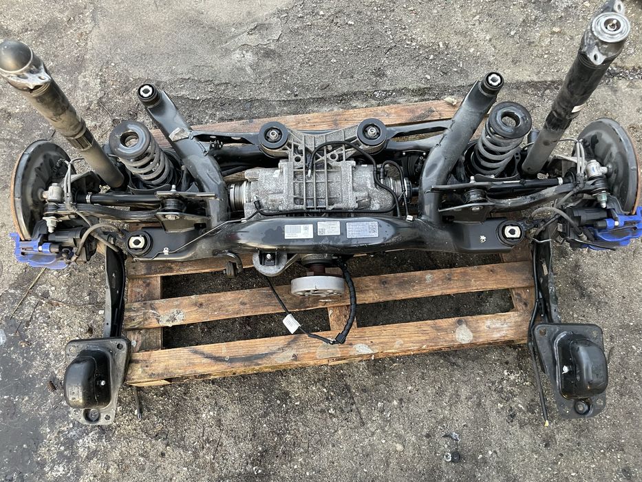 VW Golf 8 R zawieszenie tylne tył kompletne wahacz zwrotnica sanki