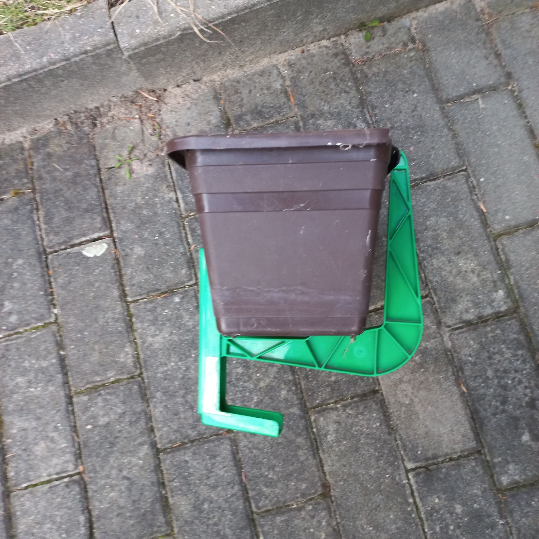 Wieszaki na balkonowe skrzynki  na kwiaty